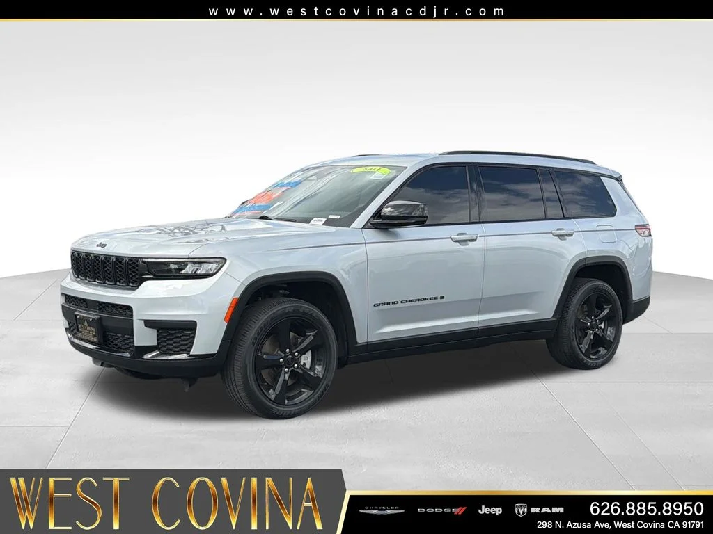Used 2023 Silver Jeep Altitude image 3