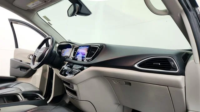 Used 2017 Black Chrysler Touring L image 18