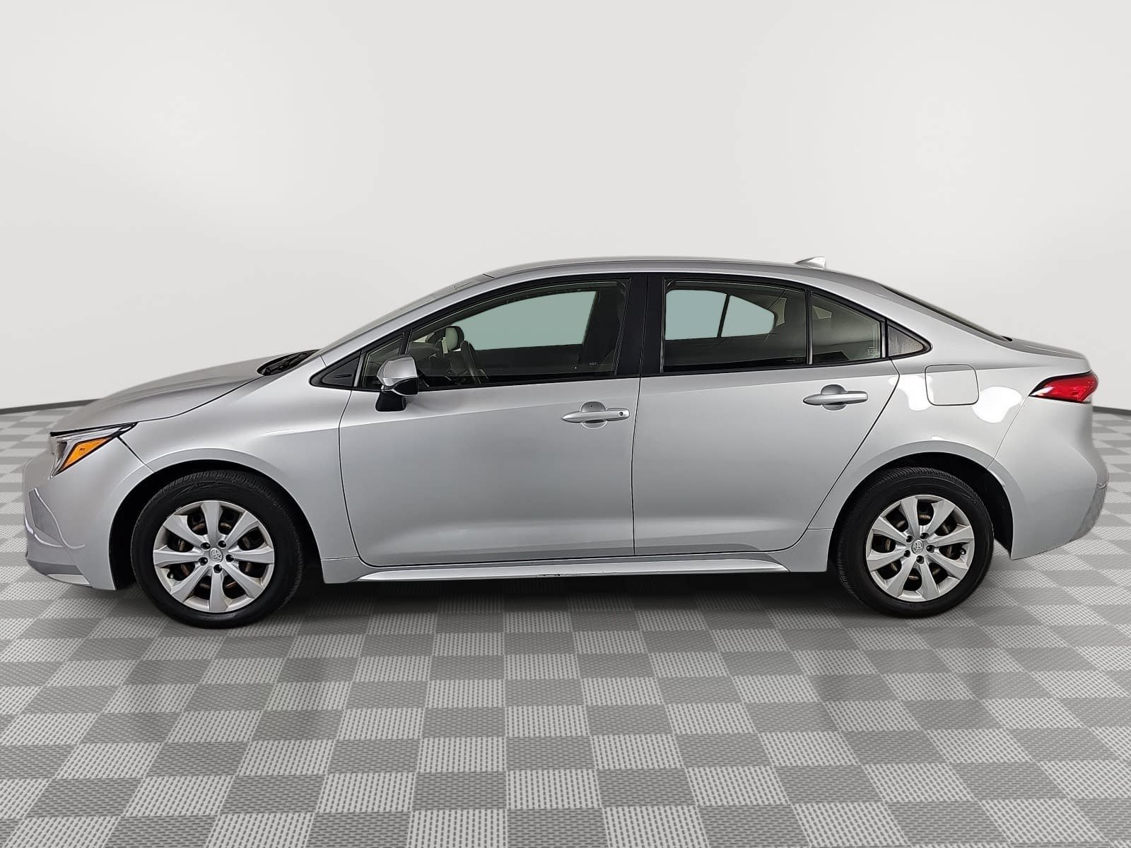Used 2023 Silver Toyota LE image 3