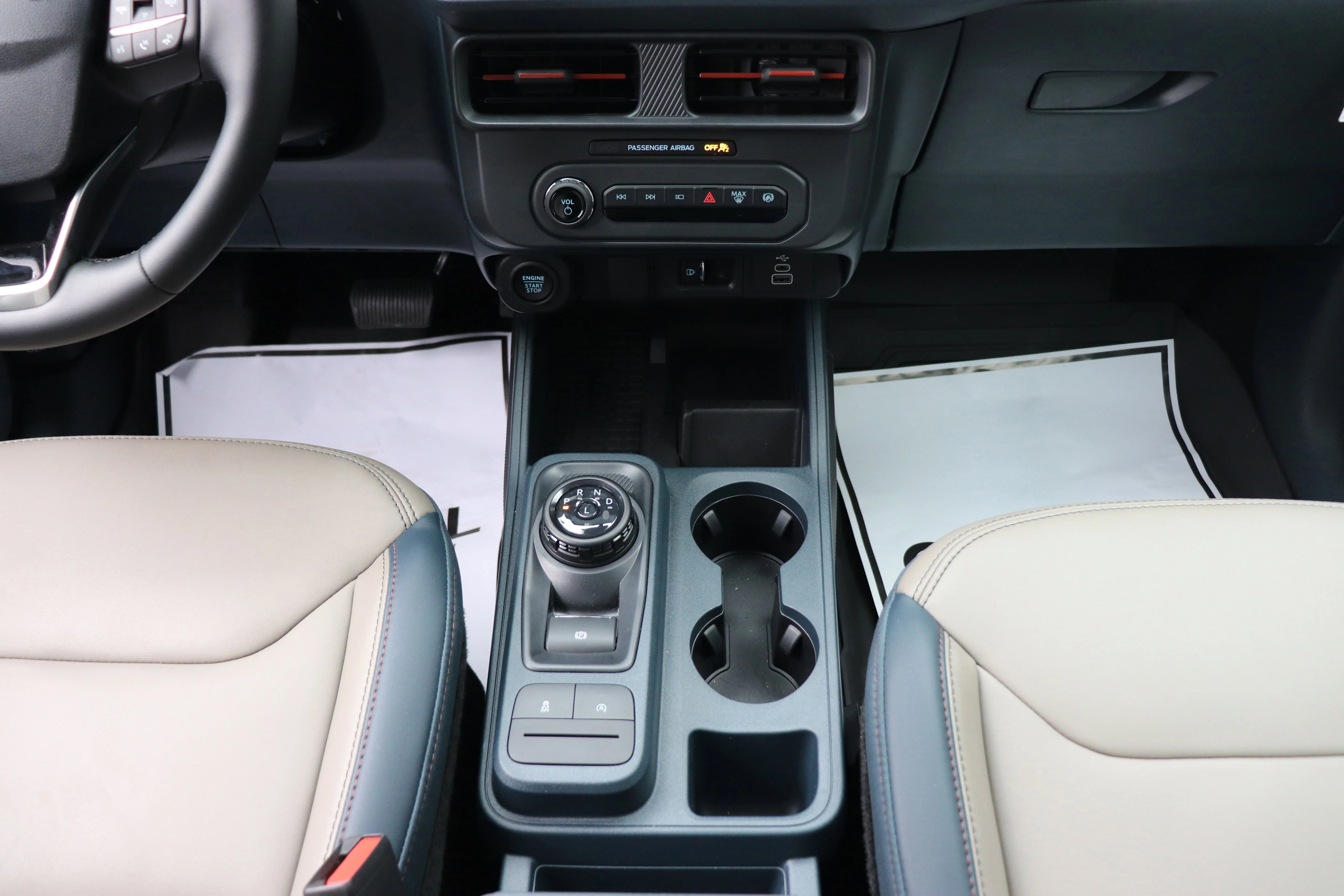 New 2025 OXFORD WHITE Ford LARIAT image 10