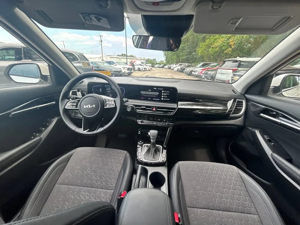 Used 2026 White Kia S image 19