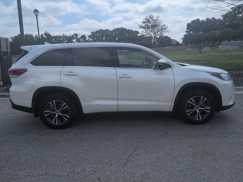 Used 2017 White Toyota LE image 7