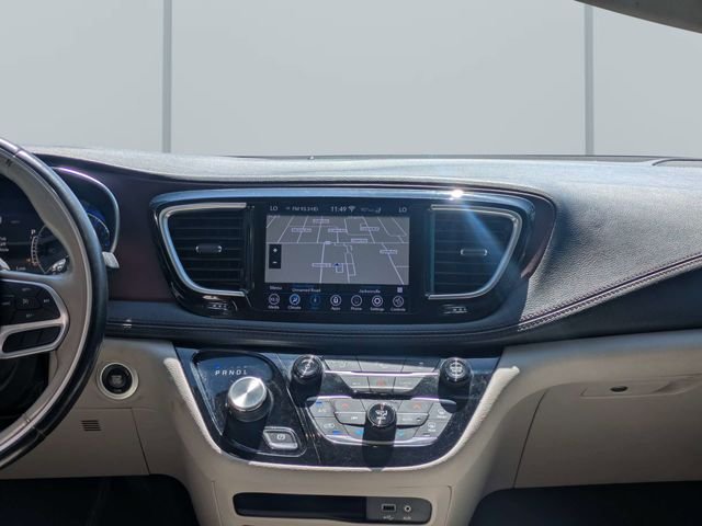Used 2020 Silver Chrysler Limited image 19