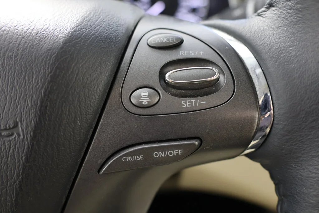 Used 2023 Pearl White Nissan Platinum image 12