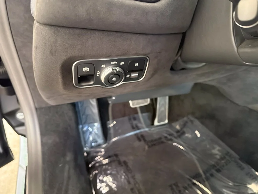 Used 2021 Black Aston Martin Base image 32