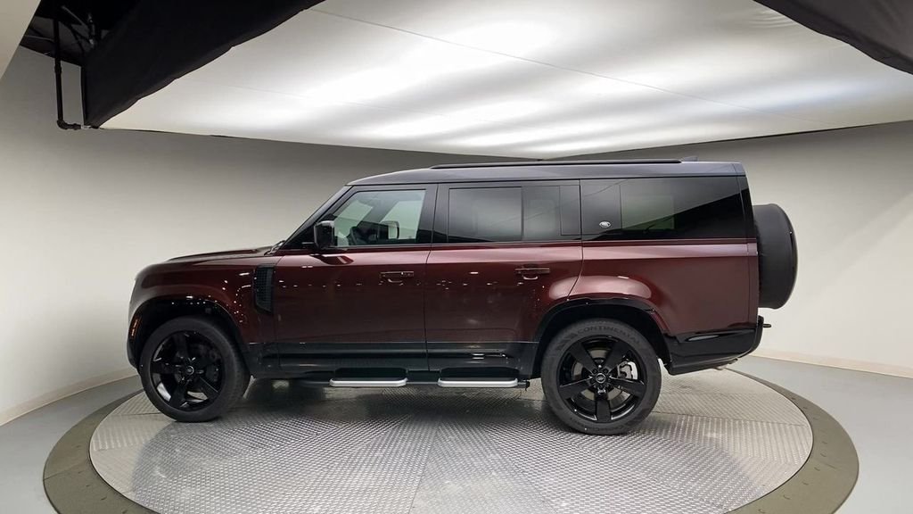 Used 2023 Sedona Red Land Rover X-Dynamic SE image 5