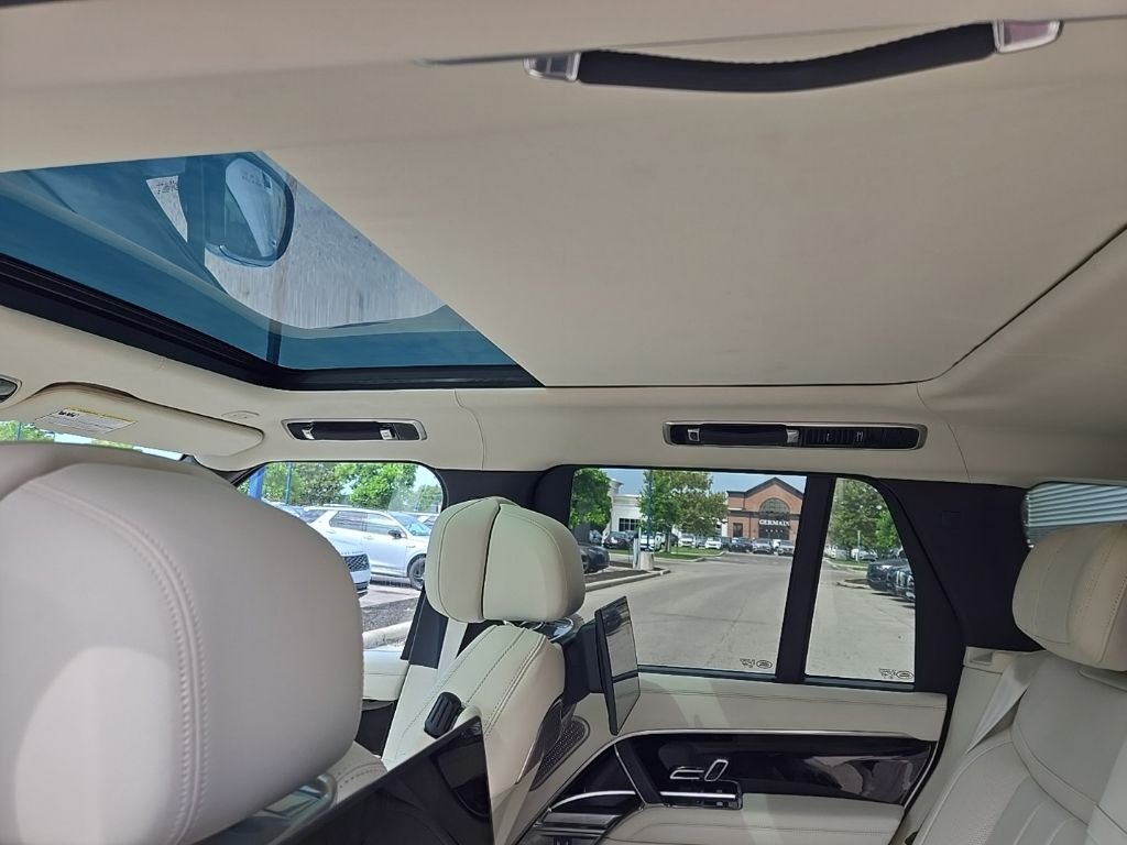 Used 2024 Icy White SV Bespoke Special Effect Gloss Land Rover Autobiography image 16
