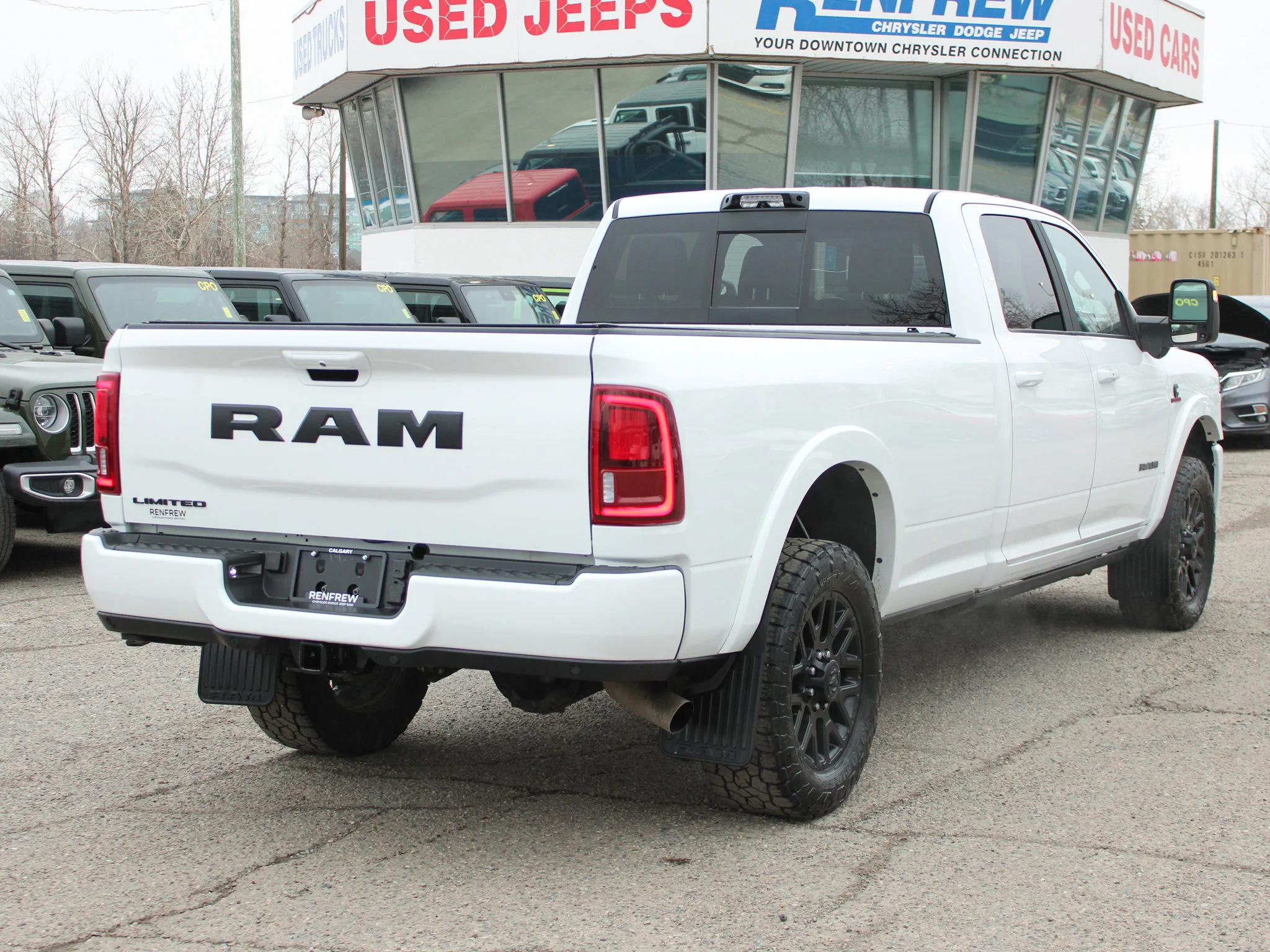 Certified Used 2025 White RAM Limited * Cummins Diesel | 5th Wheel & Gooseneck | Adaptive Cruise | Apple CarPlay | Tonneau Cover image 16
