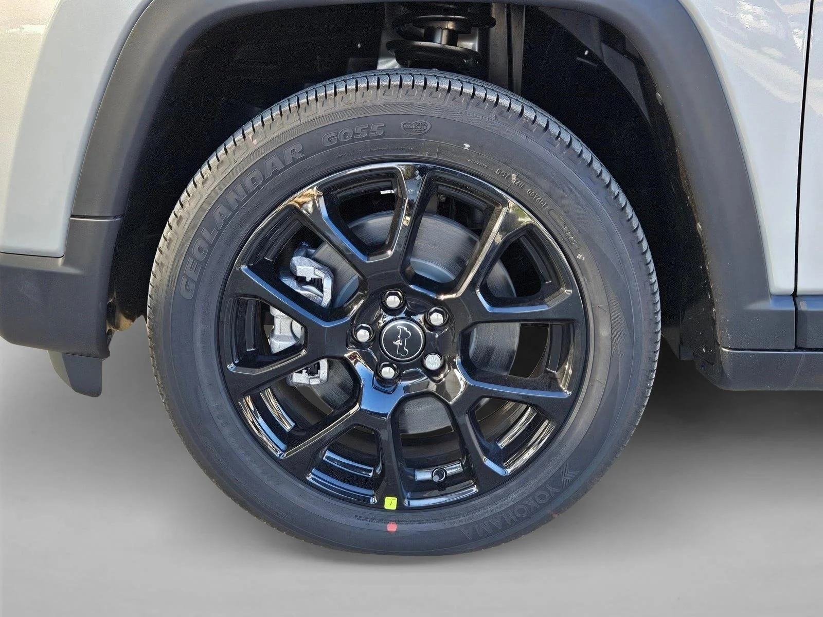 New 2026 Silver Zynith Metallic Clear-Coat Exterior Paint Jeep Latitude Altitude image 9