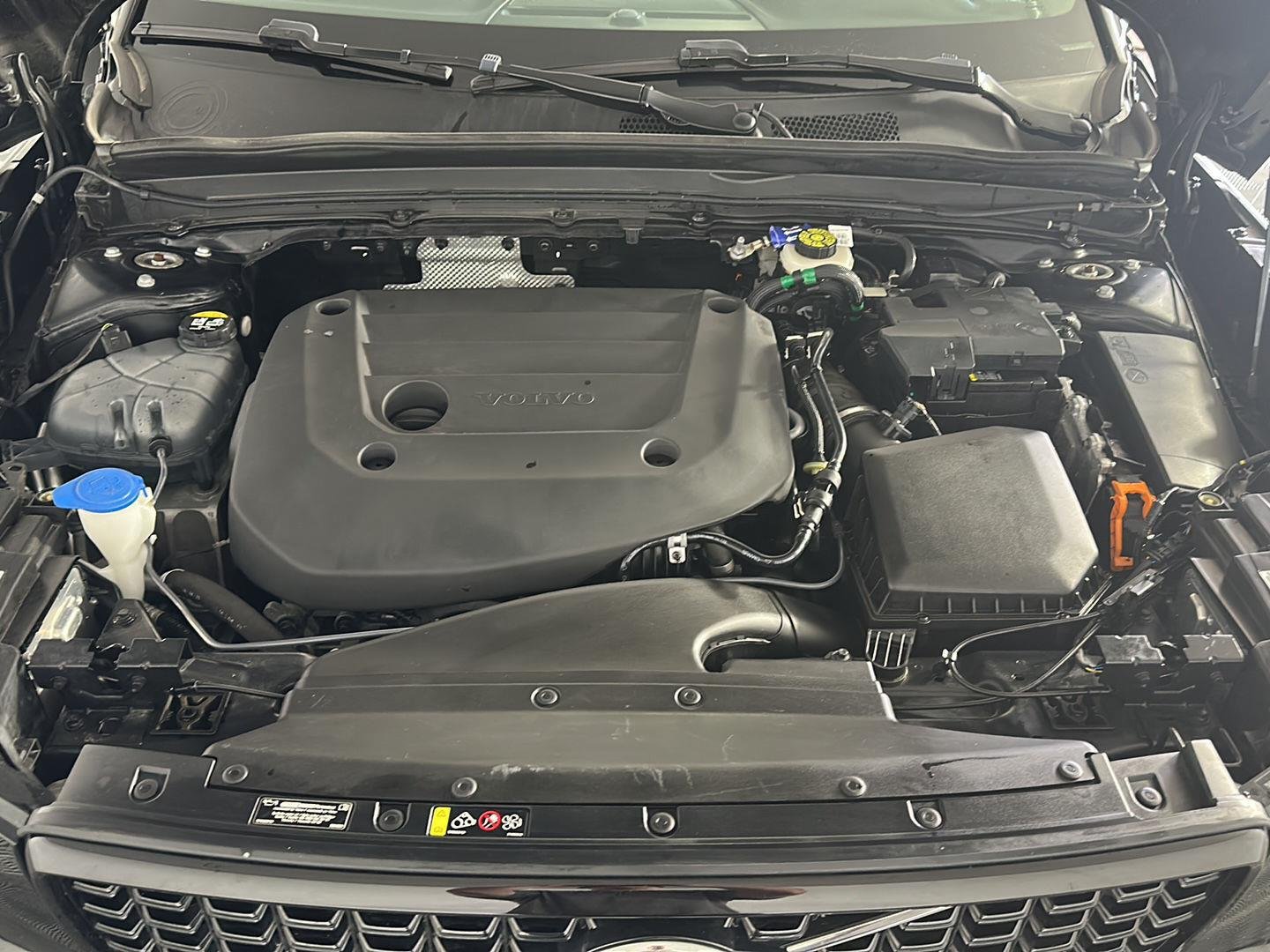 Used 2024 Onyx Black Metallic Volvo Plus Dark Theme image 25