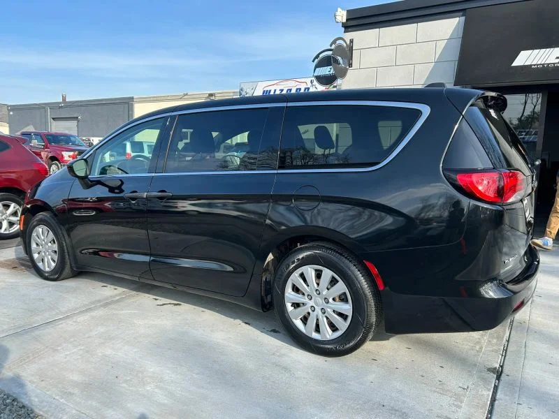 Used 2021 Black Chrysler L Minivan 4D image 8