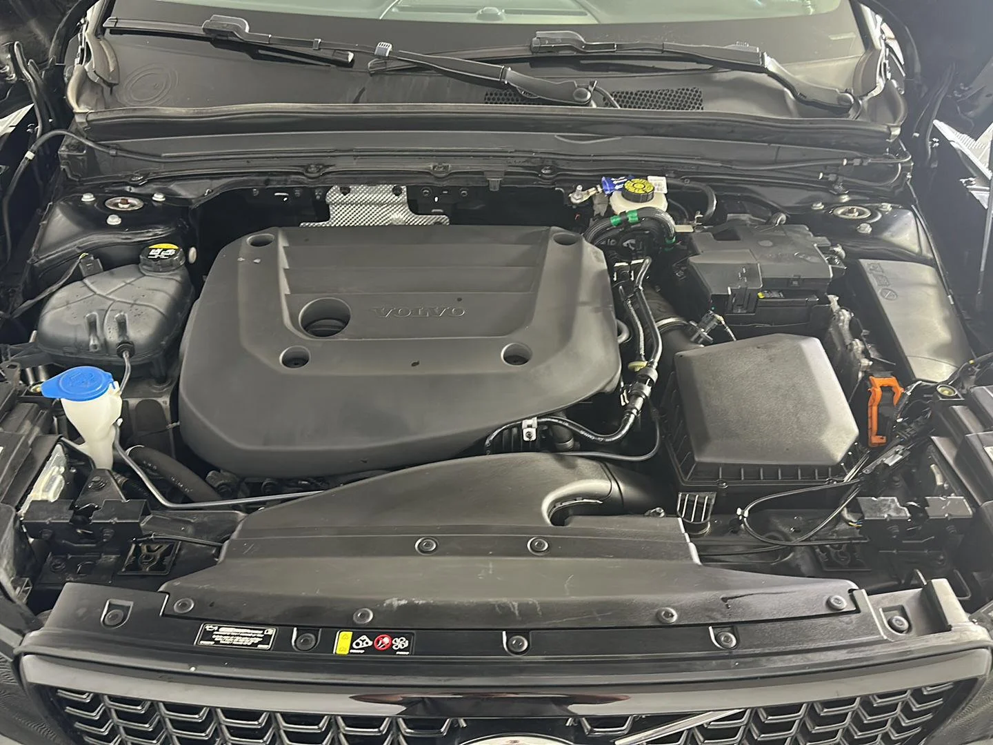 Used 2024 Onyx Black Metallic Volvo Plus Dark Theme image 25