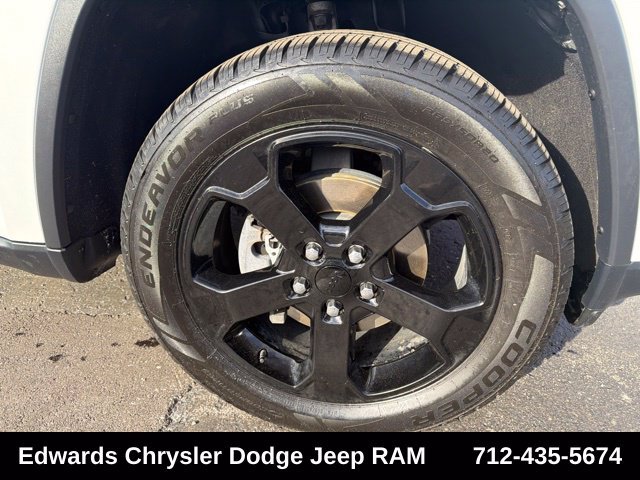 Used 2019 White Jeep Laredo image 10