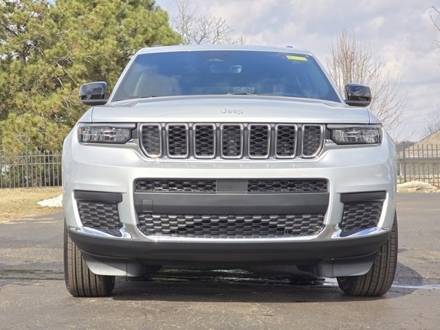 New 2026 Silver Zynith Exterior Paint Jeep Laredo image 3