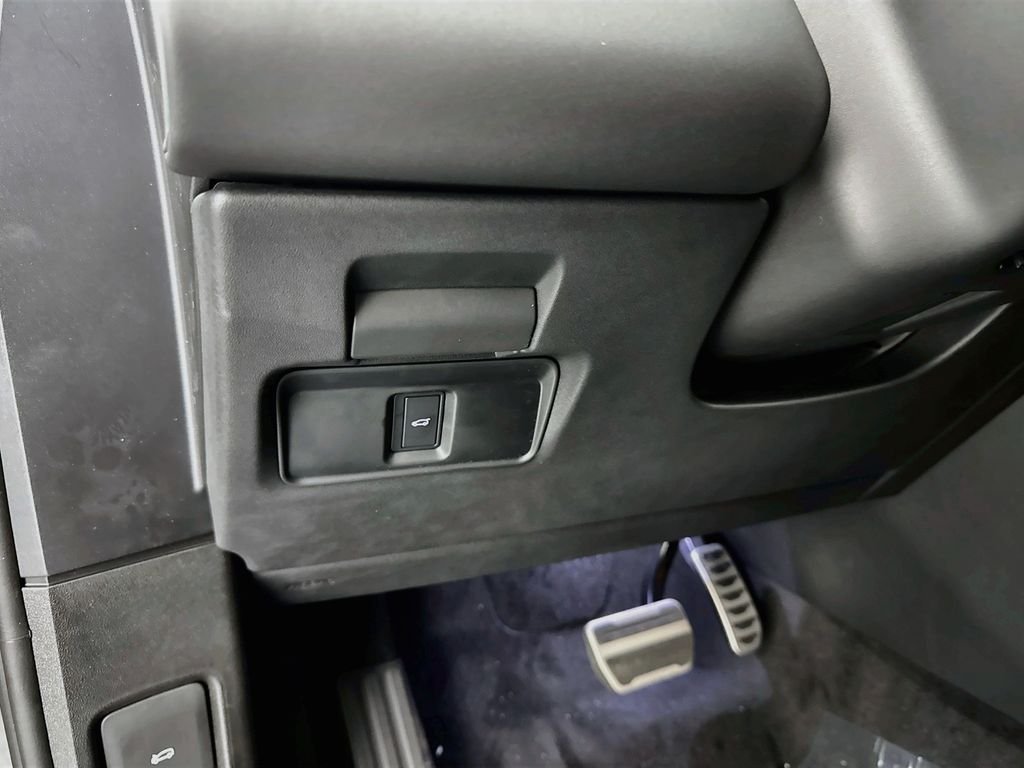 New 2026 Santorini Black Land Rover Hoxton Edition image 10