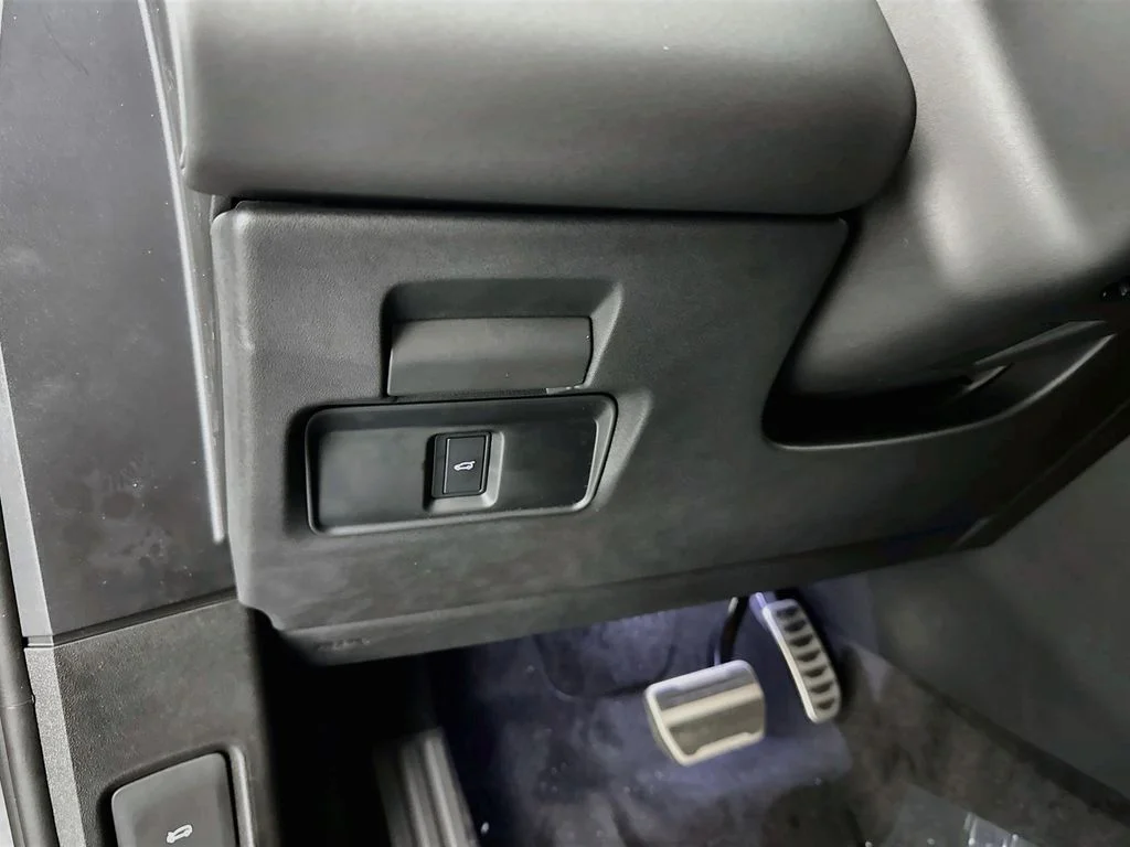 New 2026 Santorini Black Land Rover Hoxton Edition image 10