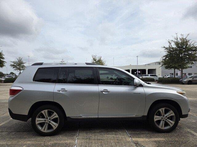 Used 2013 Classic Silver Metallic Toyota Limited image 4