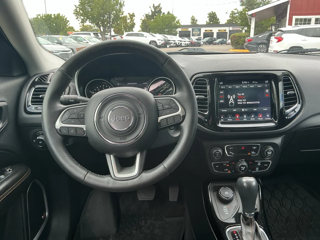 Used 2018 Diamond Black Crystal Pearlcoat Jeep Limited image 9