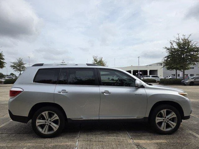 Used 2013 Classic Silver Metallic Toyota Limited image 4