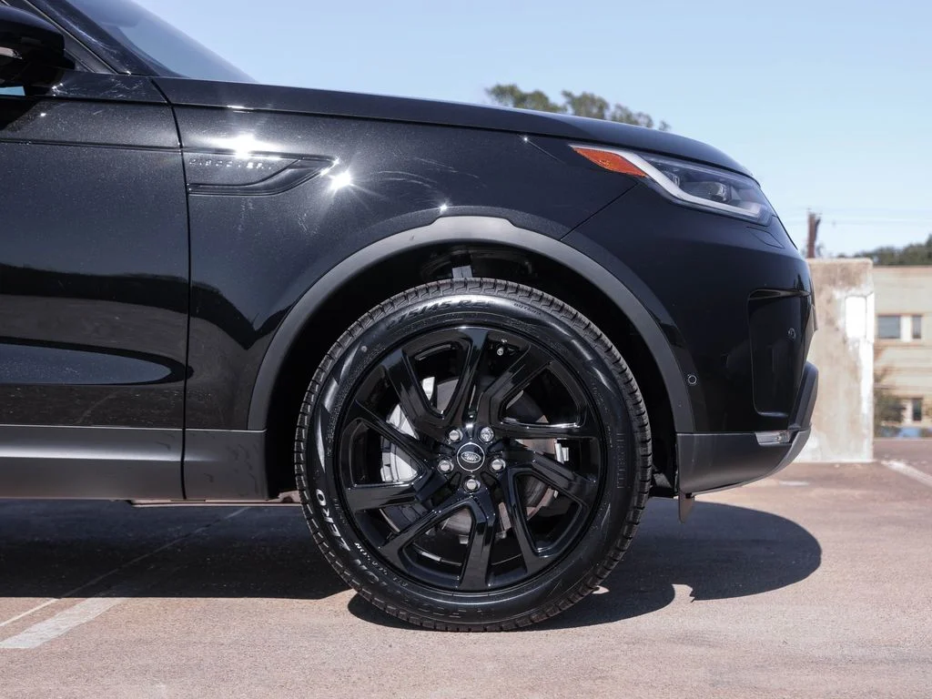 Used 2025 Santorini Black Metallic Land Rover S image 11