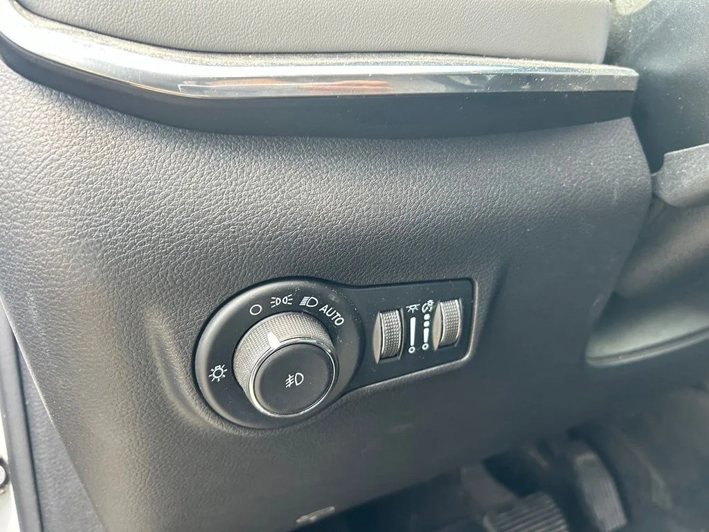 Used 2023 White Jeep Limited image 13