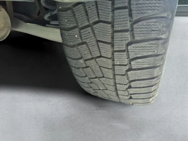 Used 2009 White Pontiac GT image 9