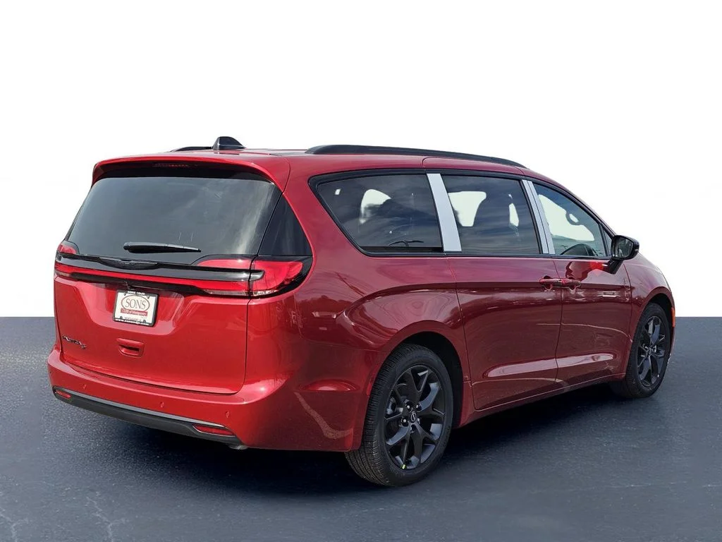 New 2026 Red Hot Pearl-Coat Exterior Paint Chrysler Select image 8