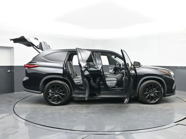 Used 2021 Black Toyota XLE image 43
