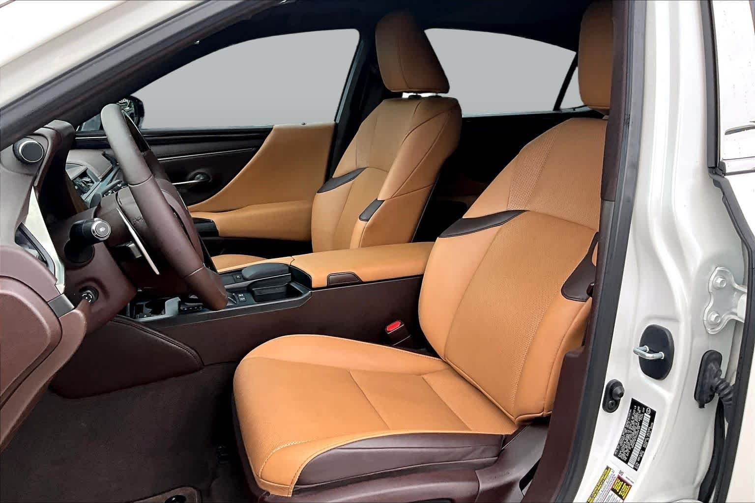 Used 2019 Eminent White Pearl Lexus  image 8