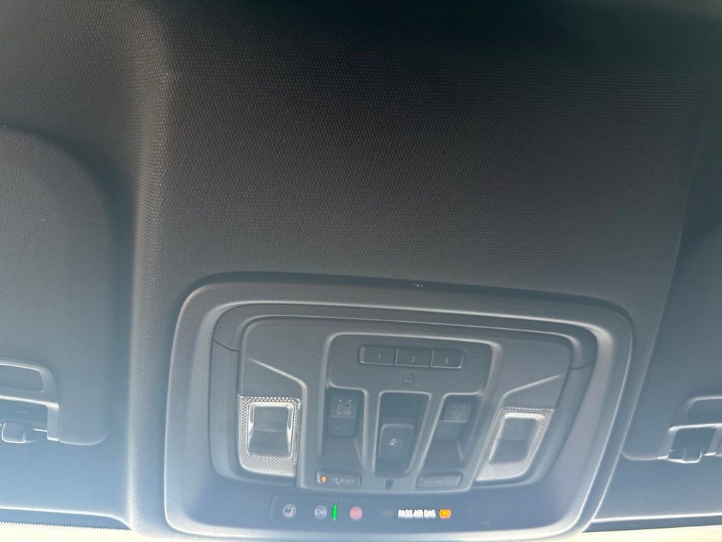 Used 2025 Silver GMC AT4 image 27