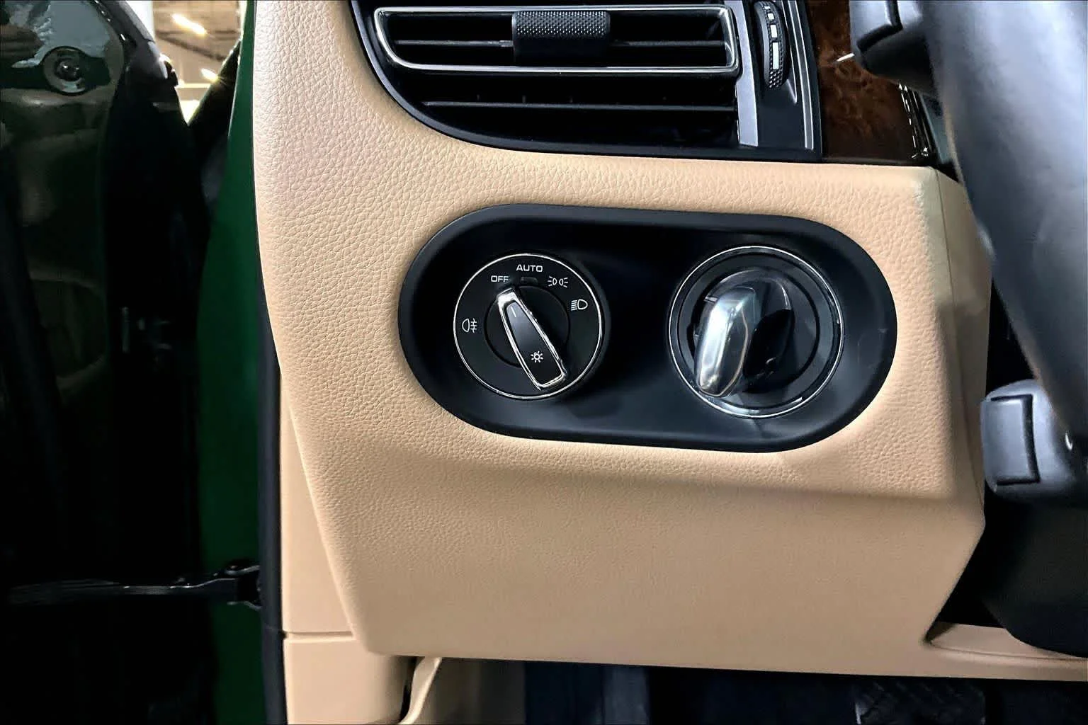 Used 2020 Mamba Green Metallic Porsche Turbo image 34