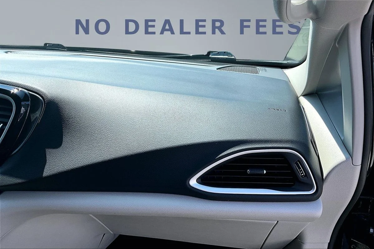 Used 2023 Black Chrysler Touring L image 27
