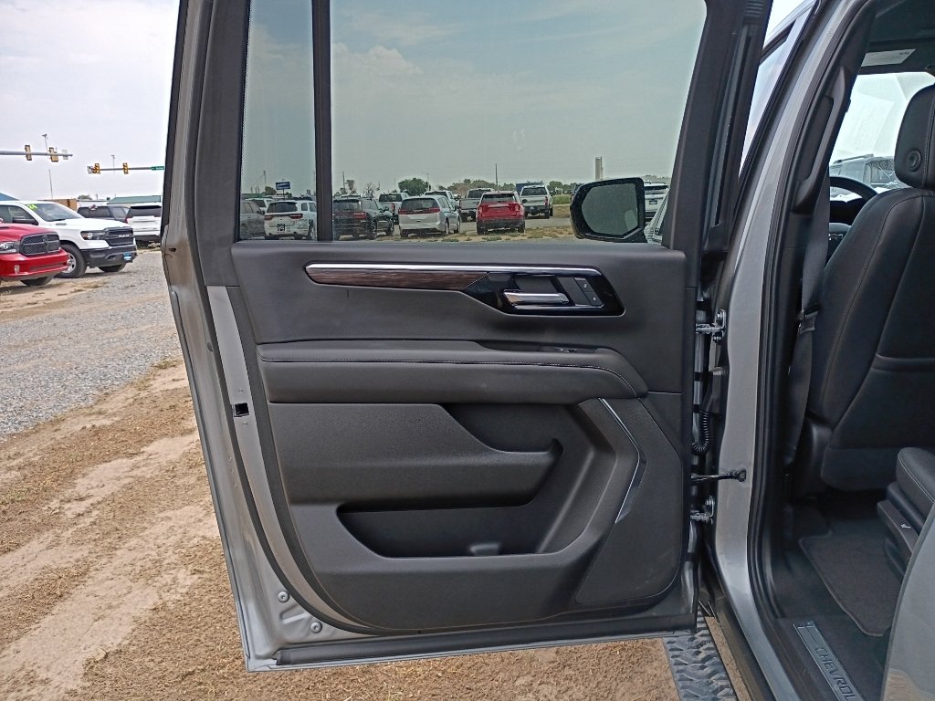 Used 2025 Gray Chevrolet Z71 image 18