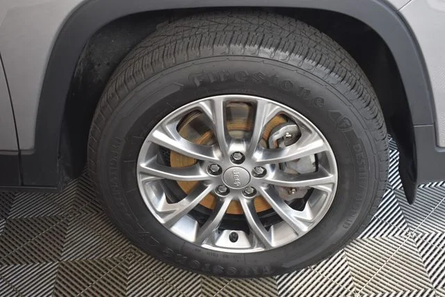 Used 2019 Silver Jeep Latitude Plus image 12