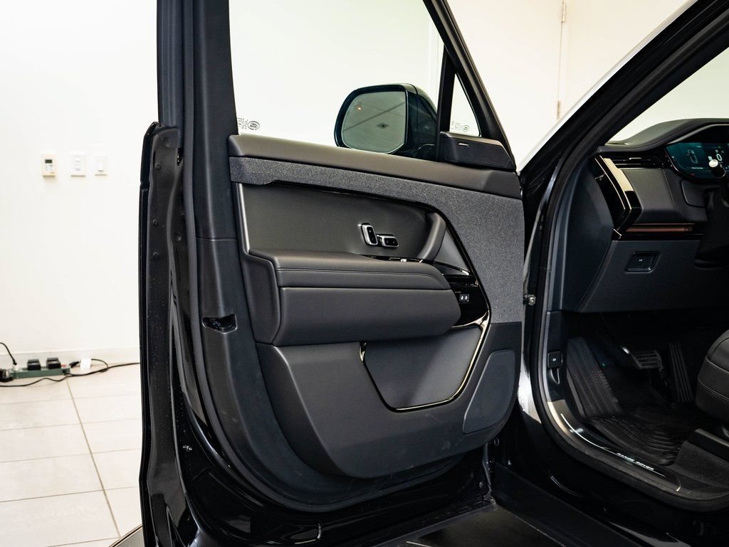 Used 2026 Santorini Black Land Rover SE image 25