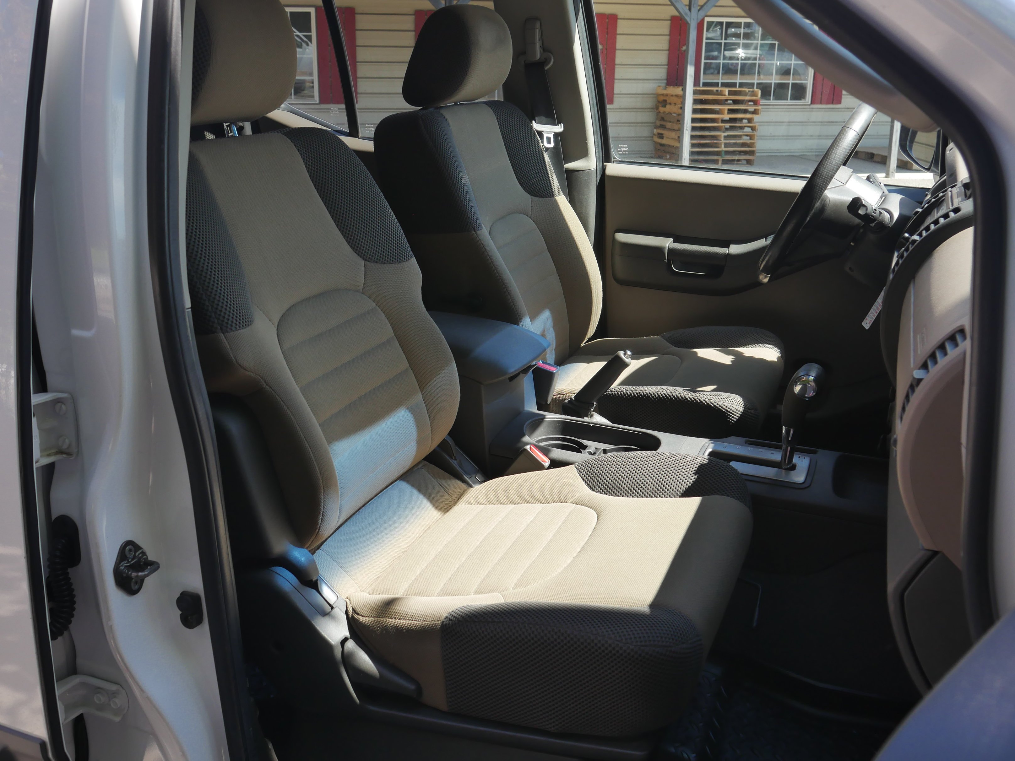 Used 2008 Avalanche Nissan SE image 23