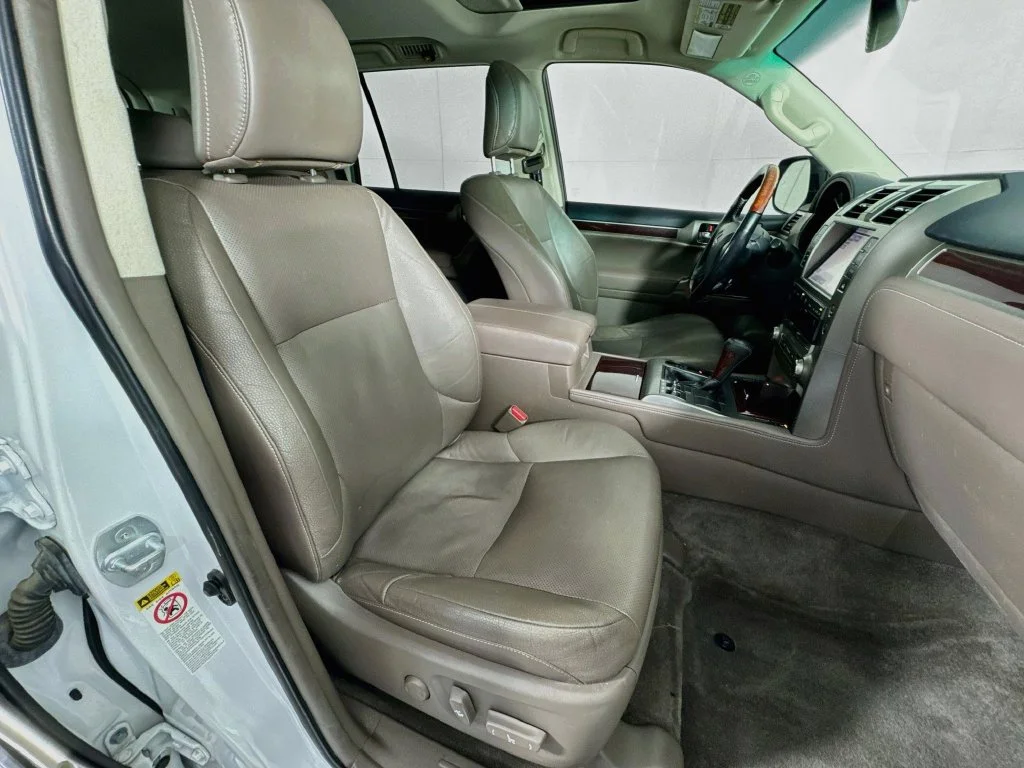 Used 2016 White Lexus 460 image 37