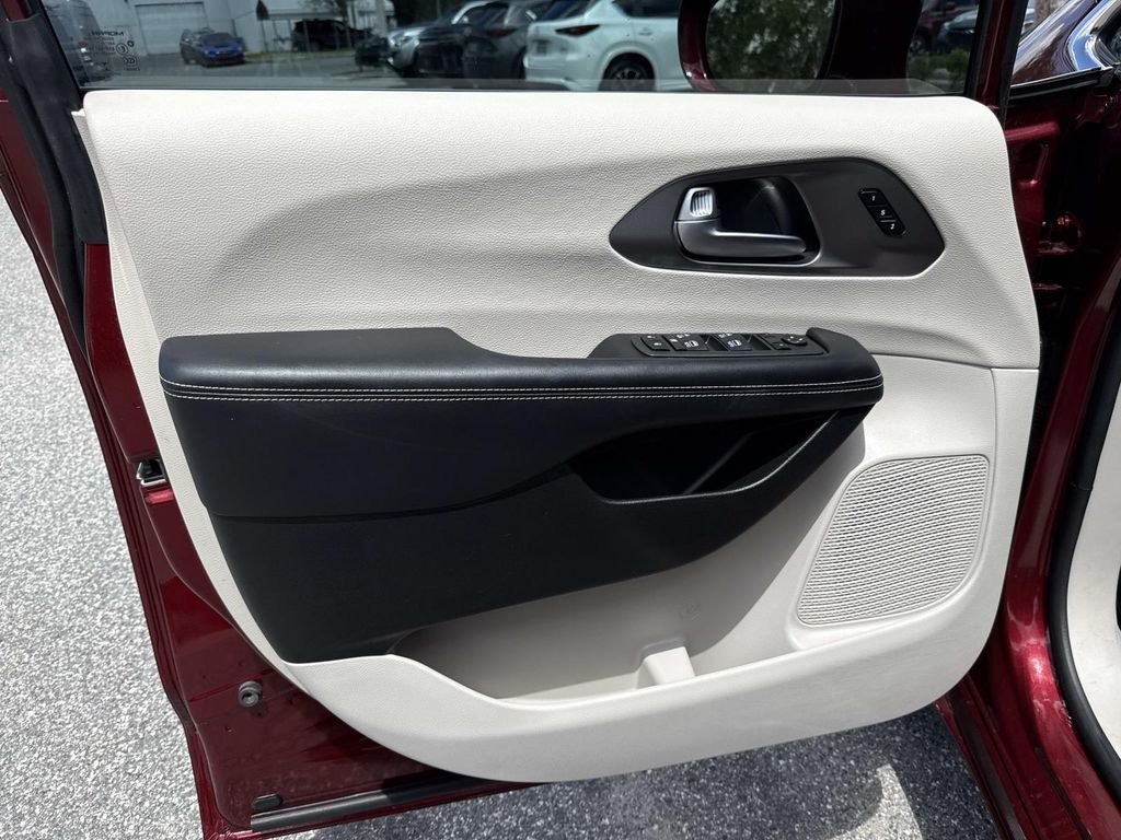 Used 2022 Red Chrysler Touring L image 23