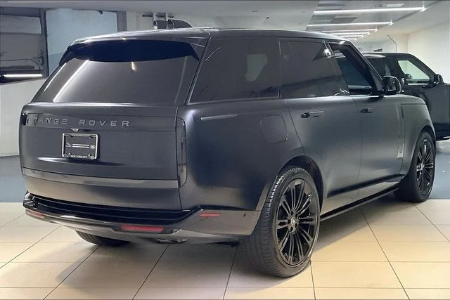 Used 2024 White Land Rover SE image 10