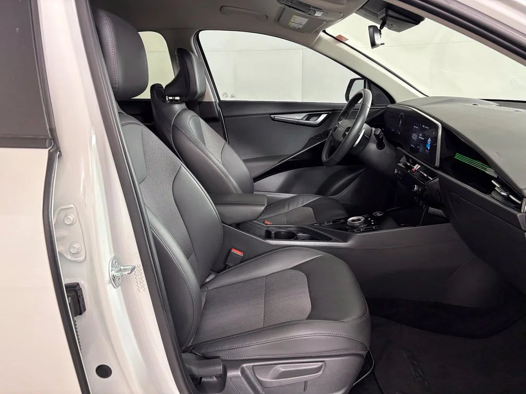 Used 2023 White Kia Wind image 43
