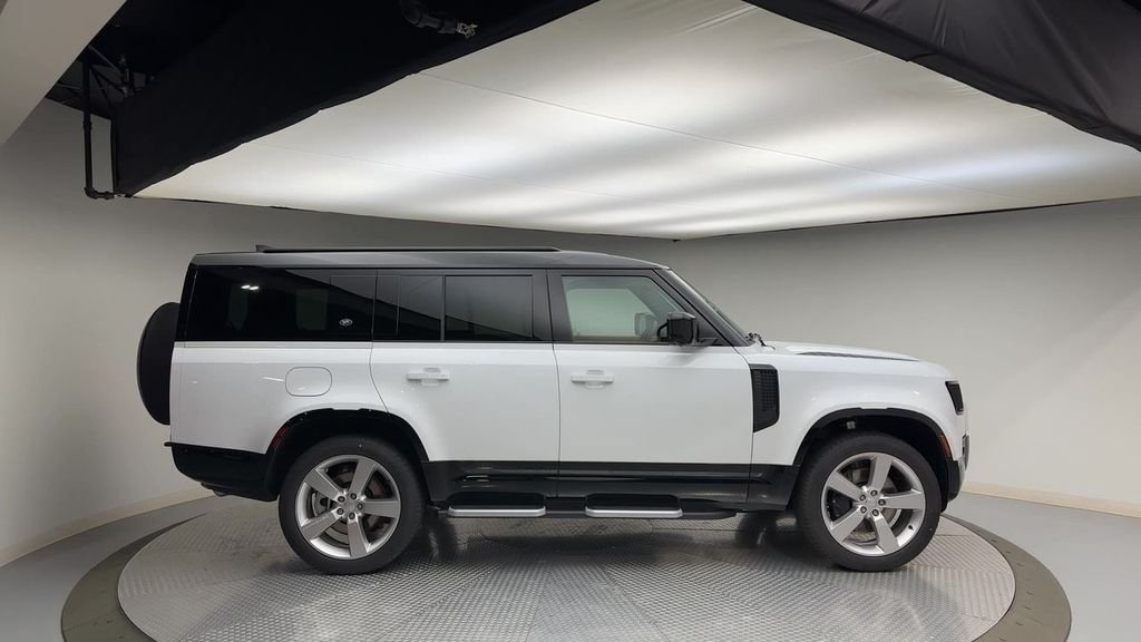 Used 2024 Fuji White Land Rover X-Dynamic SE image 9