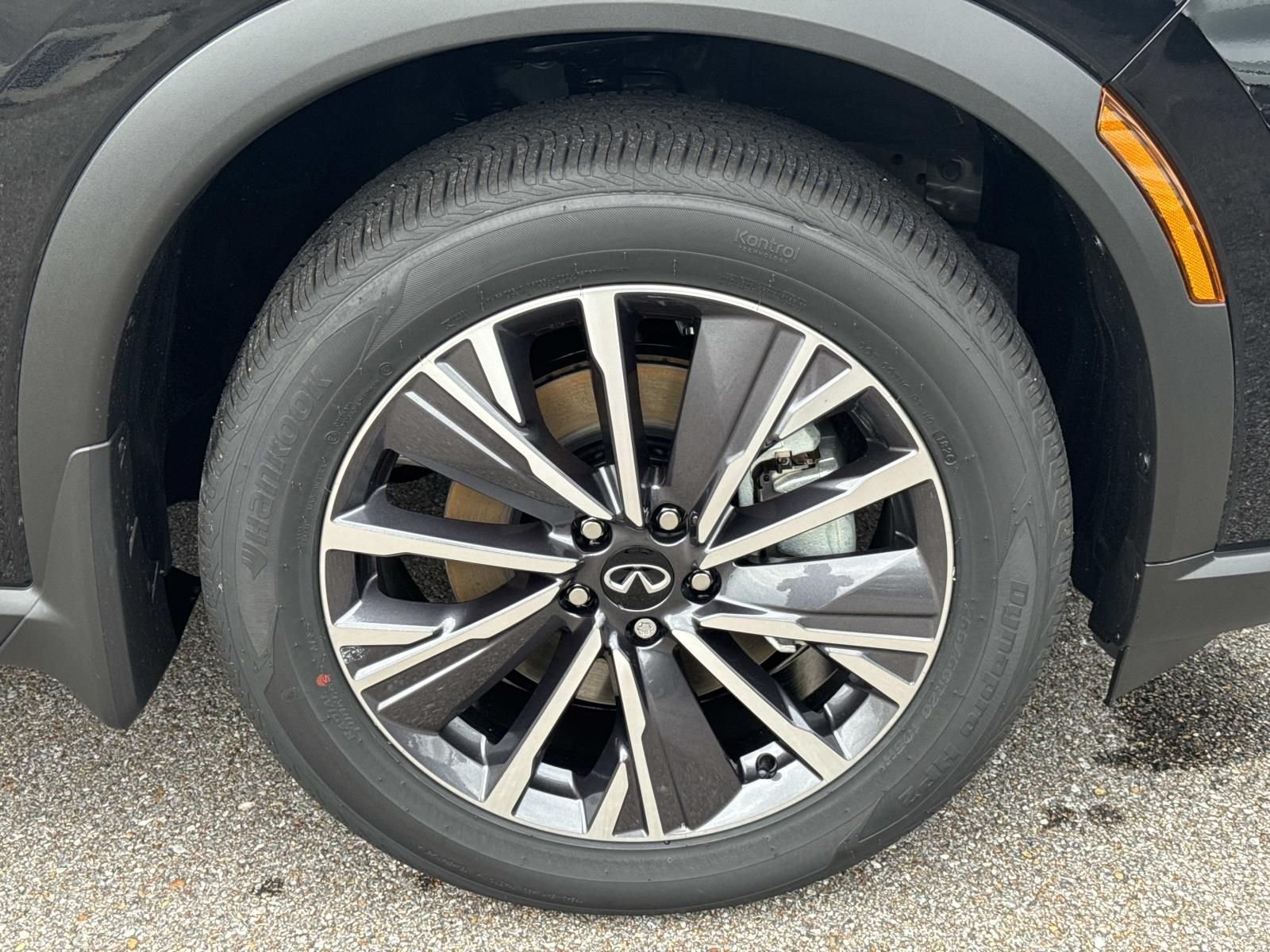 New 2027 MINERAL BLACK INFINITI Luxe AWD image 3