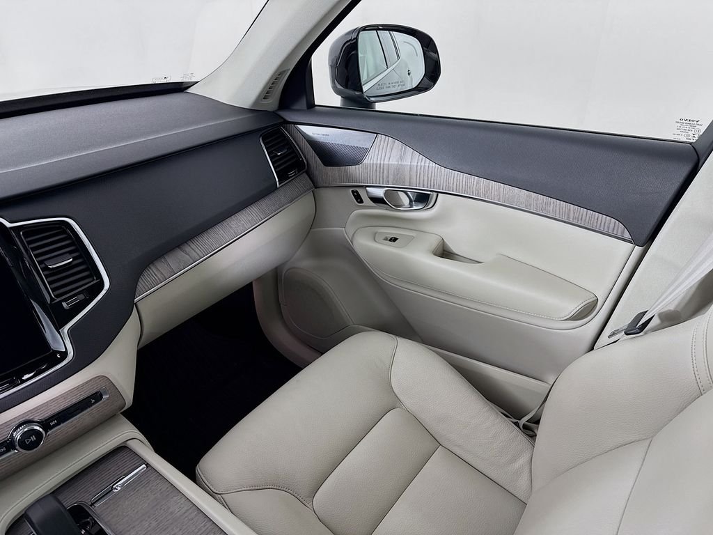 Used 2023 Black Volvo B6 Plus 6-Seater image 25