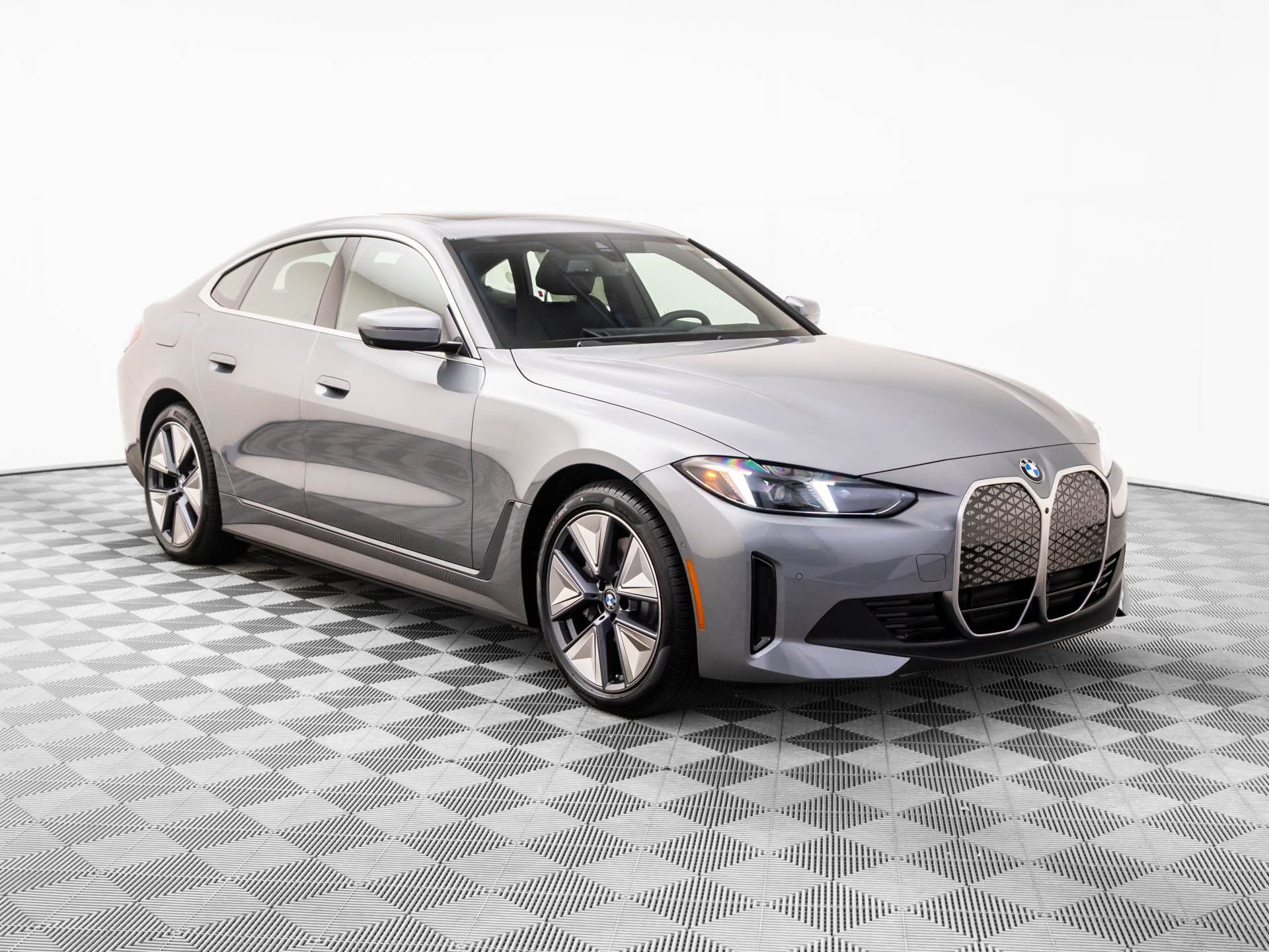 New 2026 Skyscraper Grey Metallic BMW xDrive40 image 8