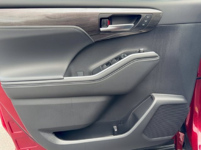 New 2026 Ruby Flare Pearl Toyota Platinum image 13