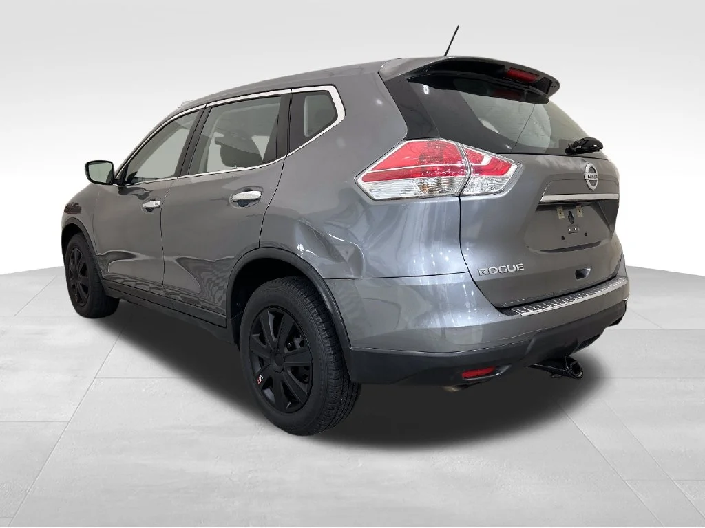 Used 2015 Gray Nissan S image 3
