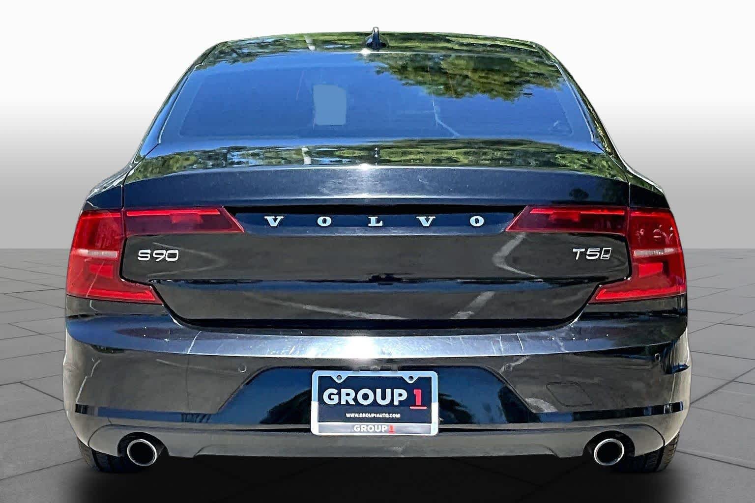 Used 2018 Onyx Black Metallic Volvo Momentum image 5
