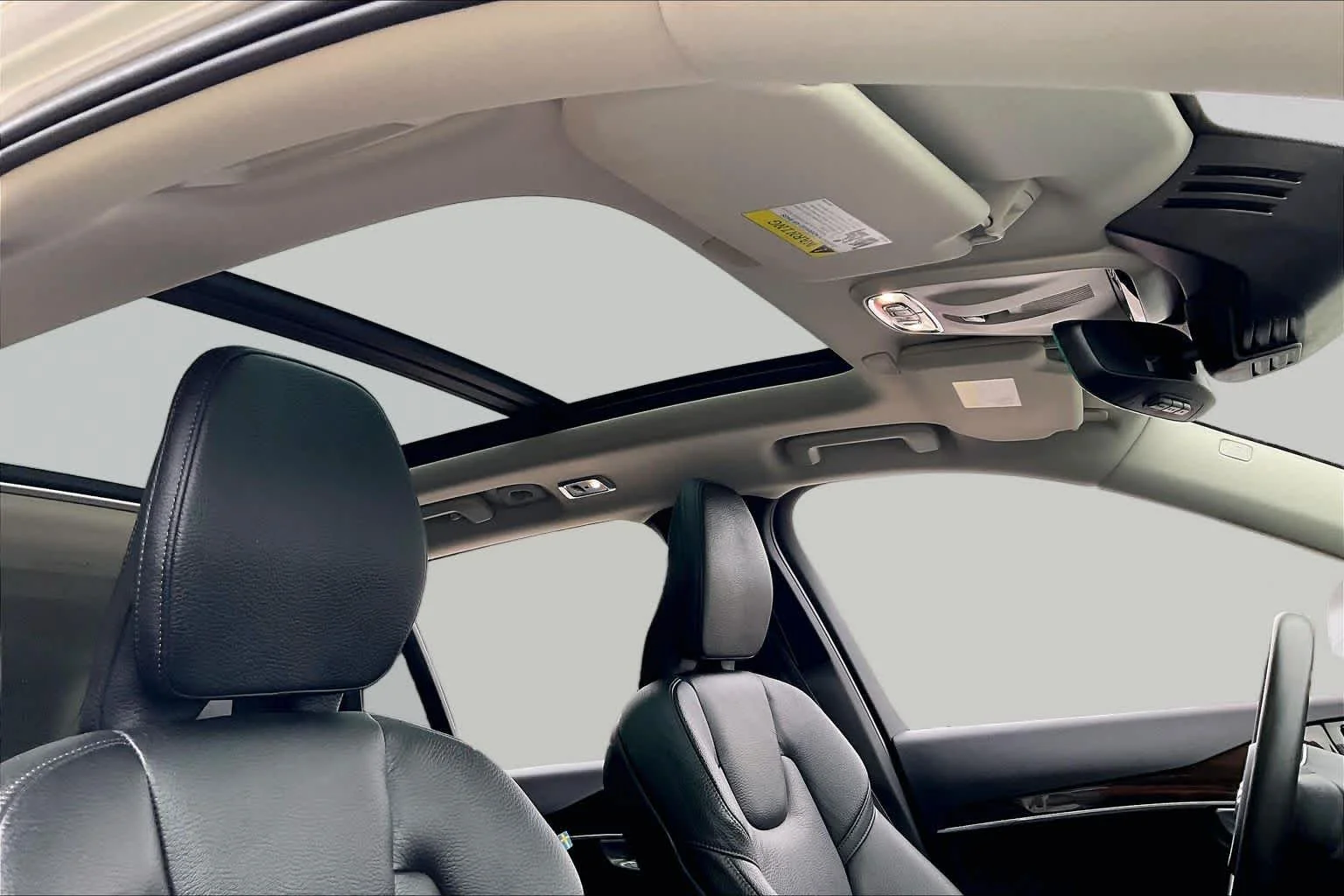 Used 2019 Bright Silver Metallic Volvo Momentum image 13