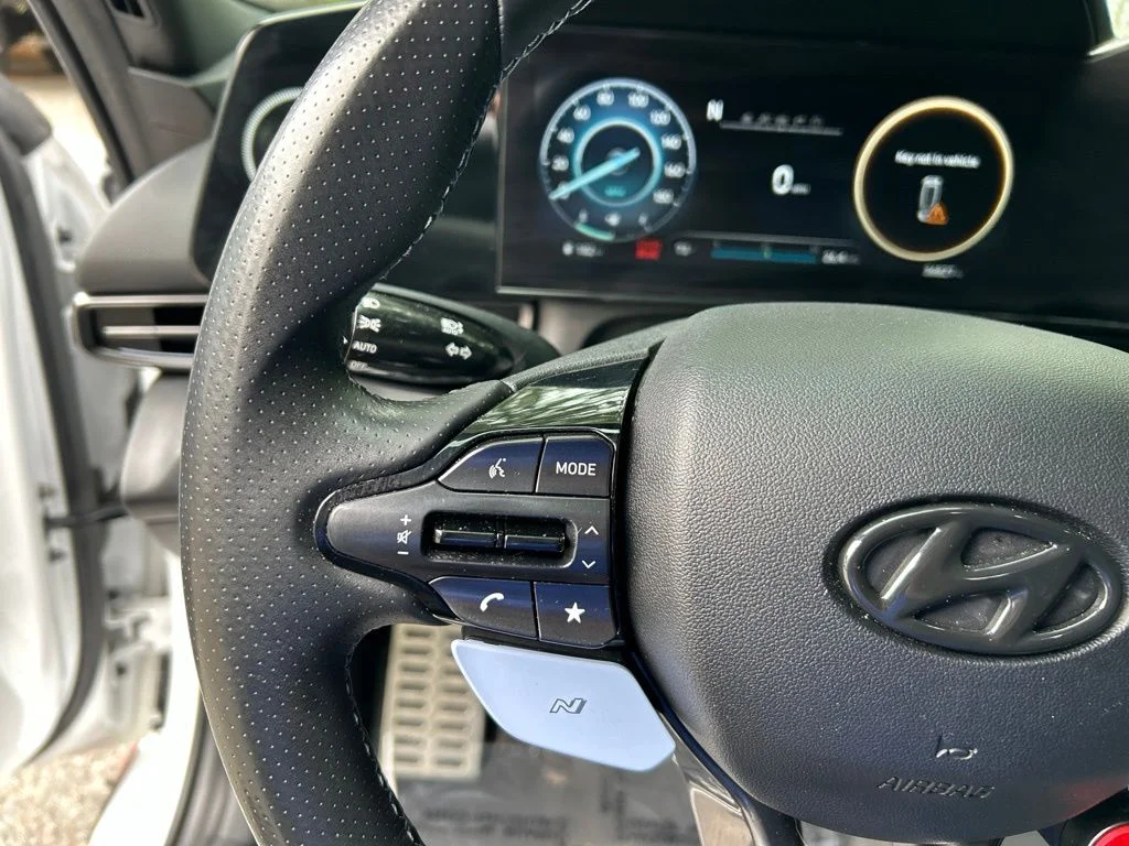 Used 2022 White Hyundai Base image 23
