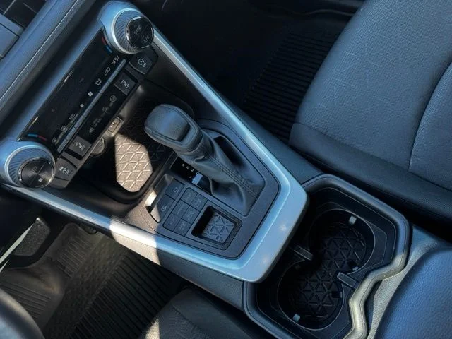 2025 Toyota RAV4 XLE - Photo 16